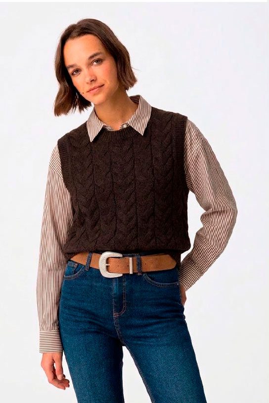 Chaleco de punto marrón Tiffosi sin mangas con patrón trenzado, cuello tipo camiseta y largo corto a la cintura