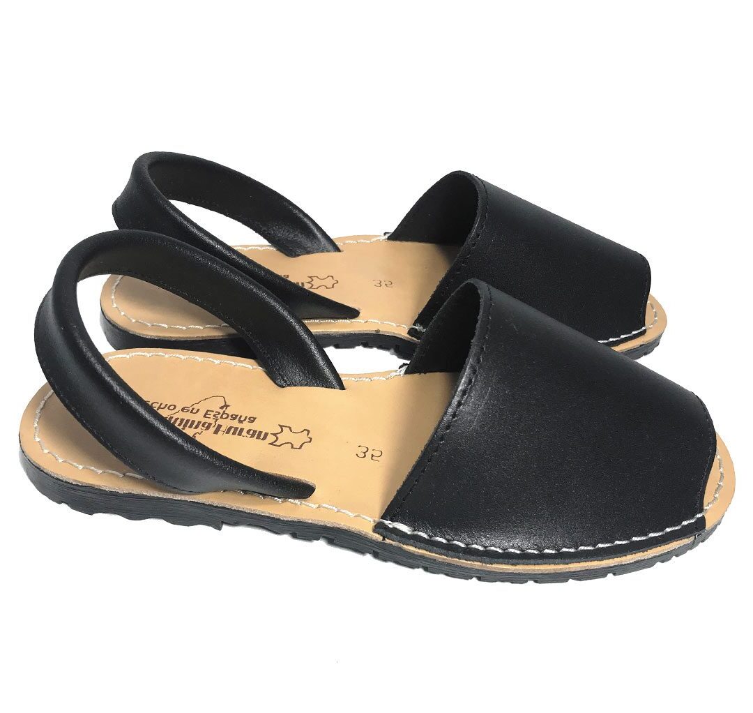 Vista lateral de menorquina negra