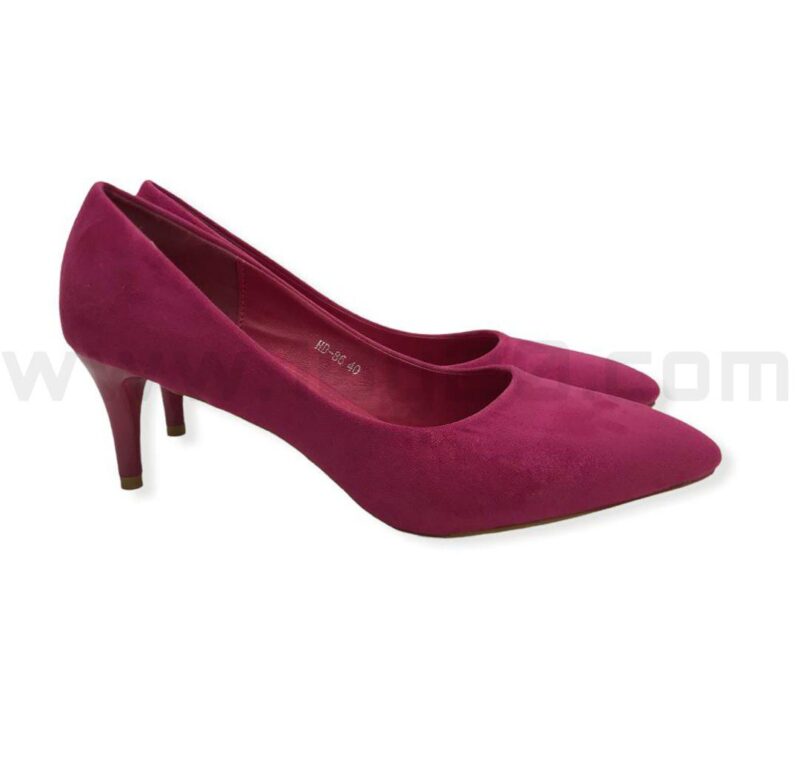 Vista lateral de stiletto fucsia