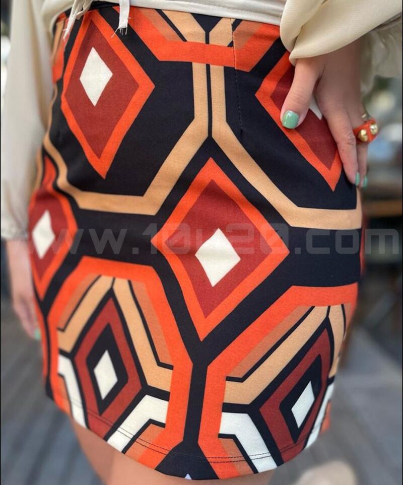 Vista de minifalda estampado geométrico
