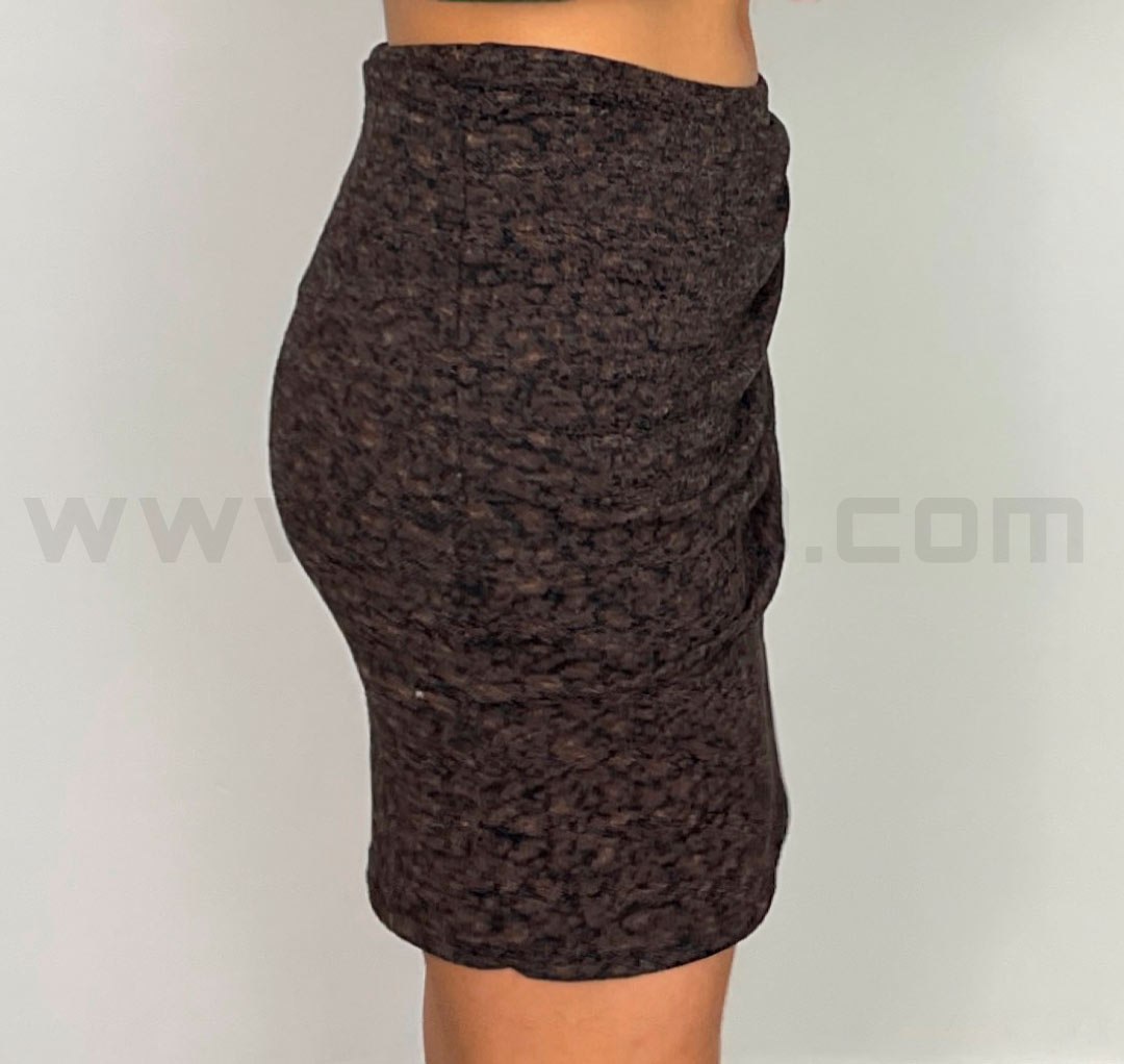 Vista lateral de minifalda fruncida marrón