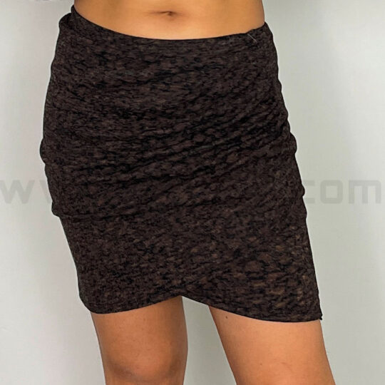 Vista frontal de minifalda fruncida marrón