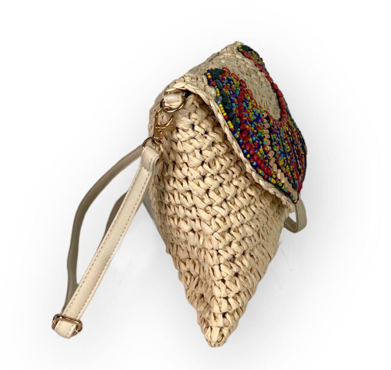 Vista lateral de bolso de rafia beige