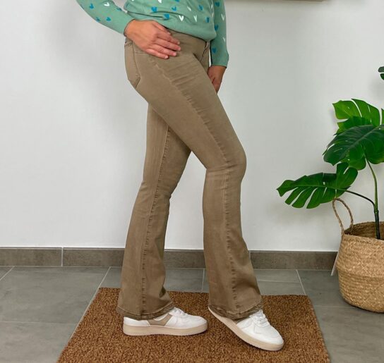 Vista lateral de vaquero de campana beige