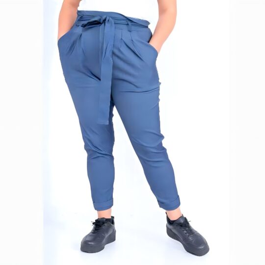 Vista frontal de pantalón elástico lazo azul jeans tallas grandes