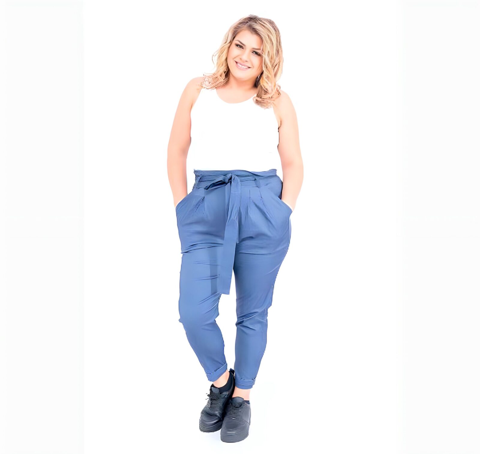 Outfit con pantalón elástico lazo azul jeans tallas grandes