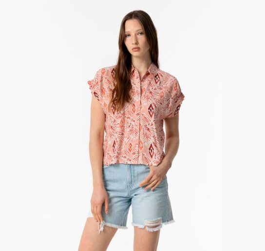 Vista frontal de camisa estampada Petala rosa Tiffosi