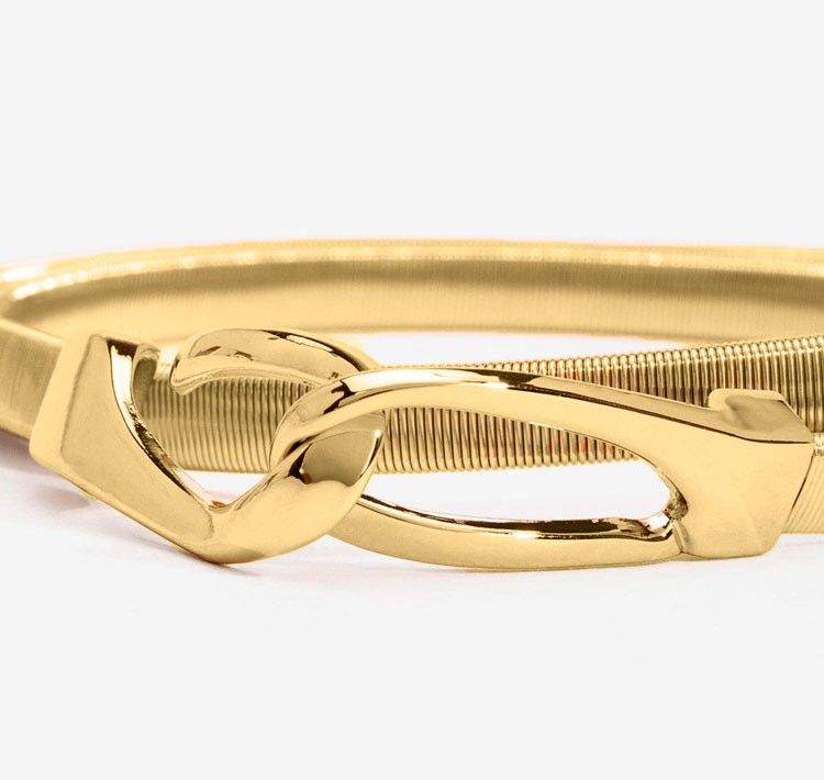 Detalle de cierre de cinturón elástico metálico dorado Vilanova