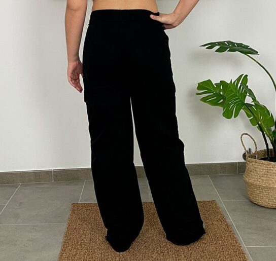 Vista posterior de pantalón cargo negro