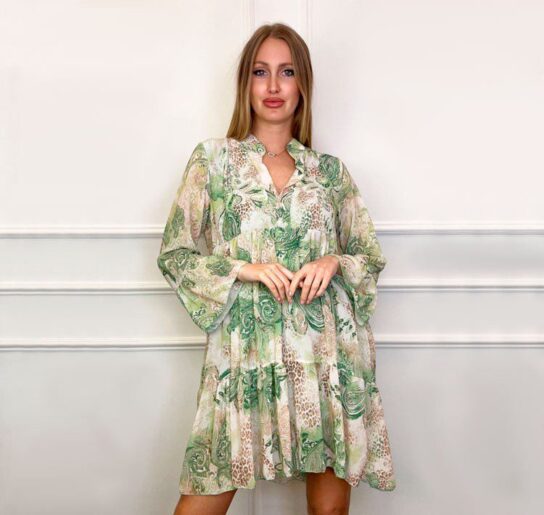 Vista frontal de vestido boho print verde