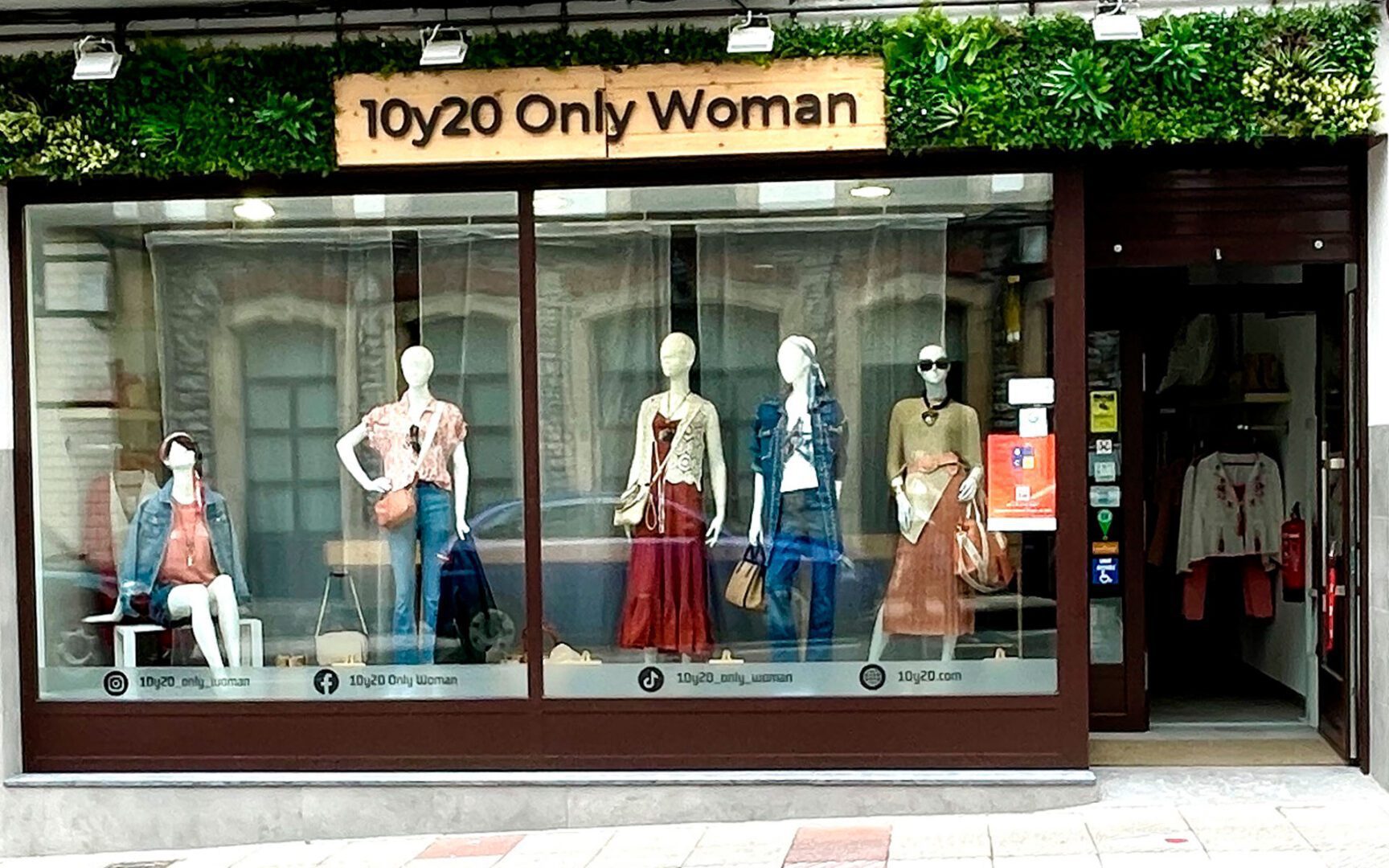 Imagen fachada de tienda de ropa en Villaviciosa