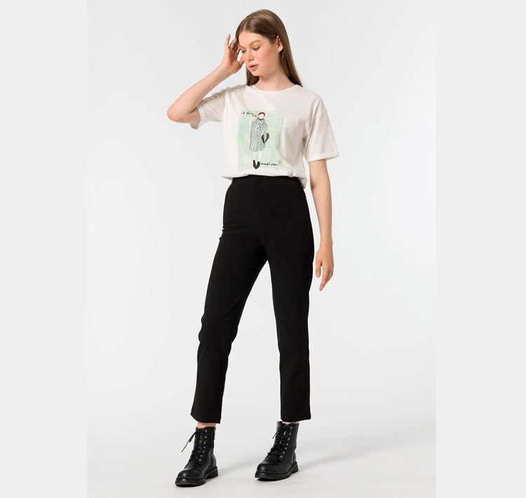 Modelo usando pantalón skinny de tiro alto con diseño de bolsillos falsos en 10y20.com