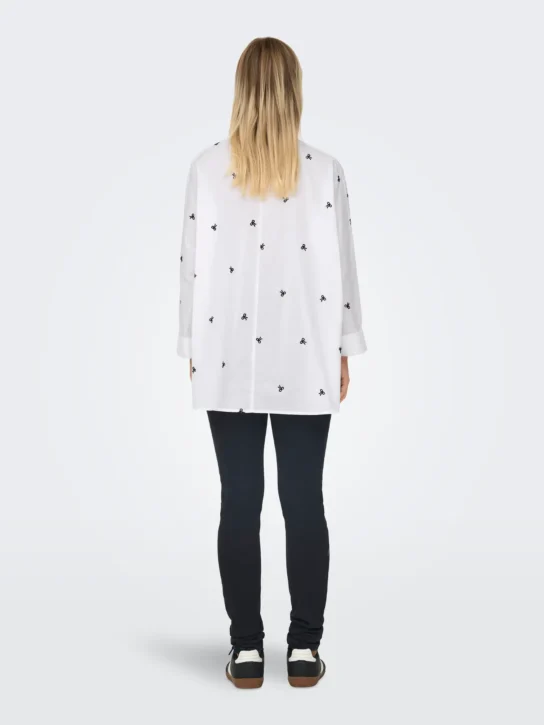 Vista posterior de camisa blanca bordada ONLY- 10y20 Only Woman