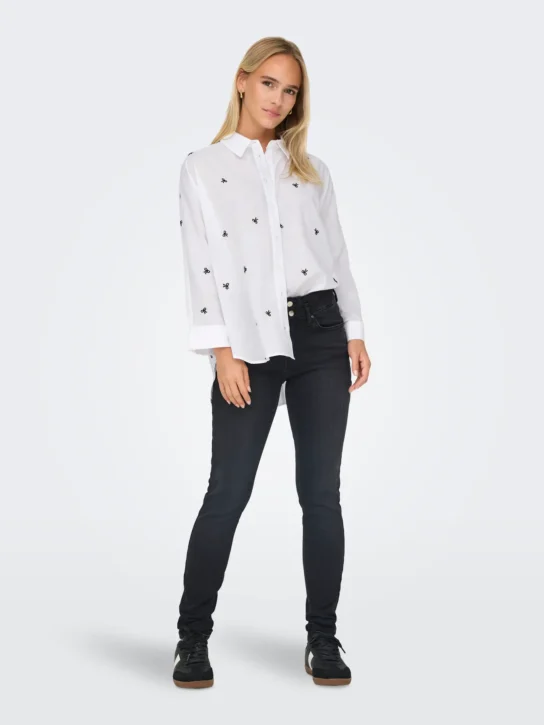 Look con camisa blanca bordada ONLY- 10y20 Only Woman