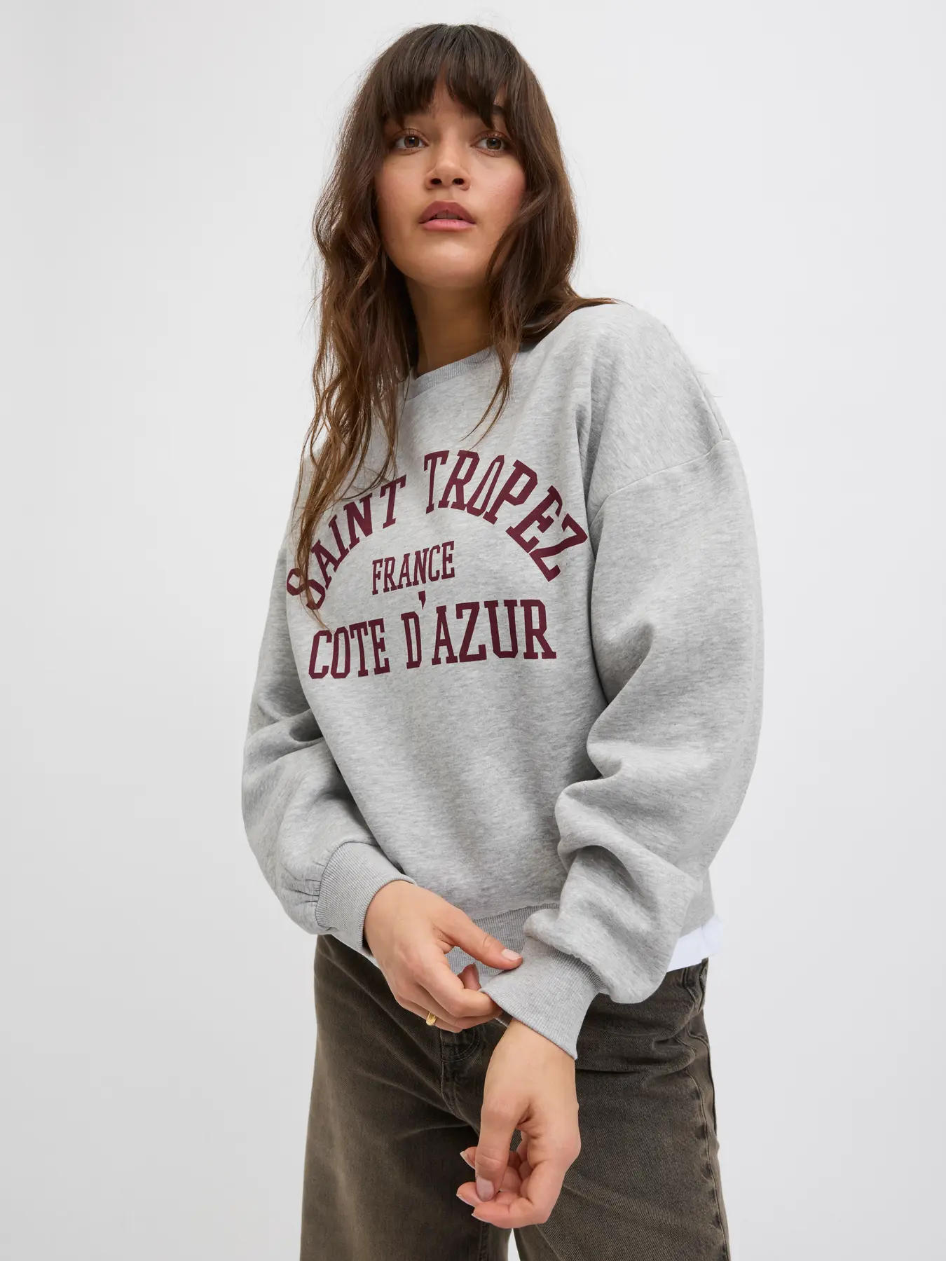 Detalle de sudadera gris Saint Tropez JJXX- 10y20 Only Woman