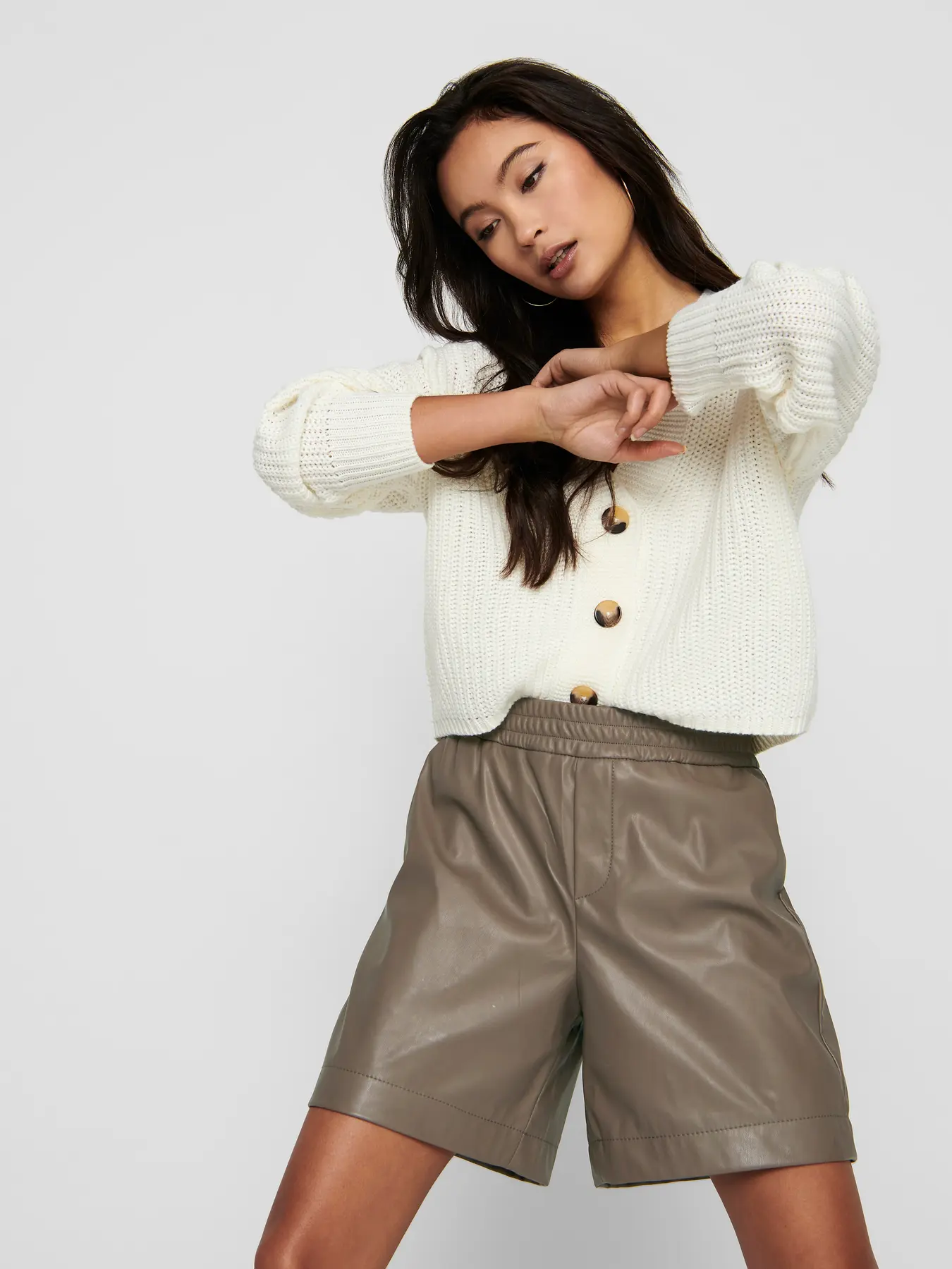 Look con cárdigan beige ONLY- 10y20 Only Woman