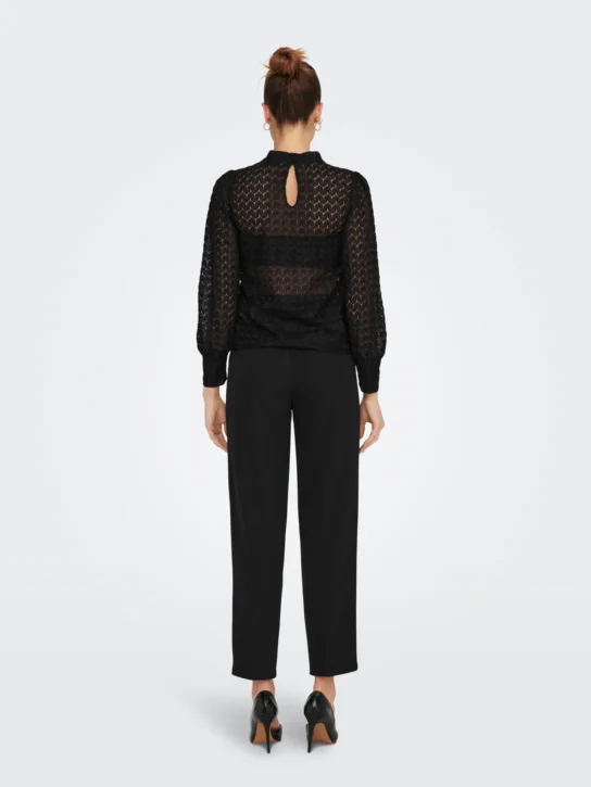 Vista frontal de blusa encaje negro JDY - 10y20 Only Woman