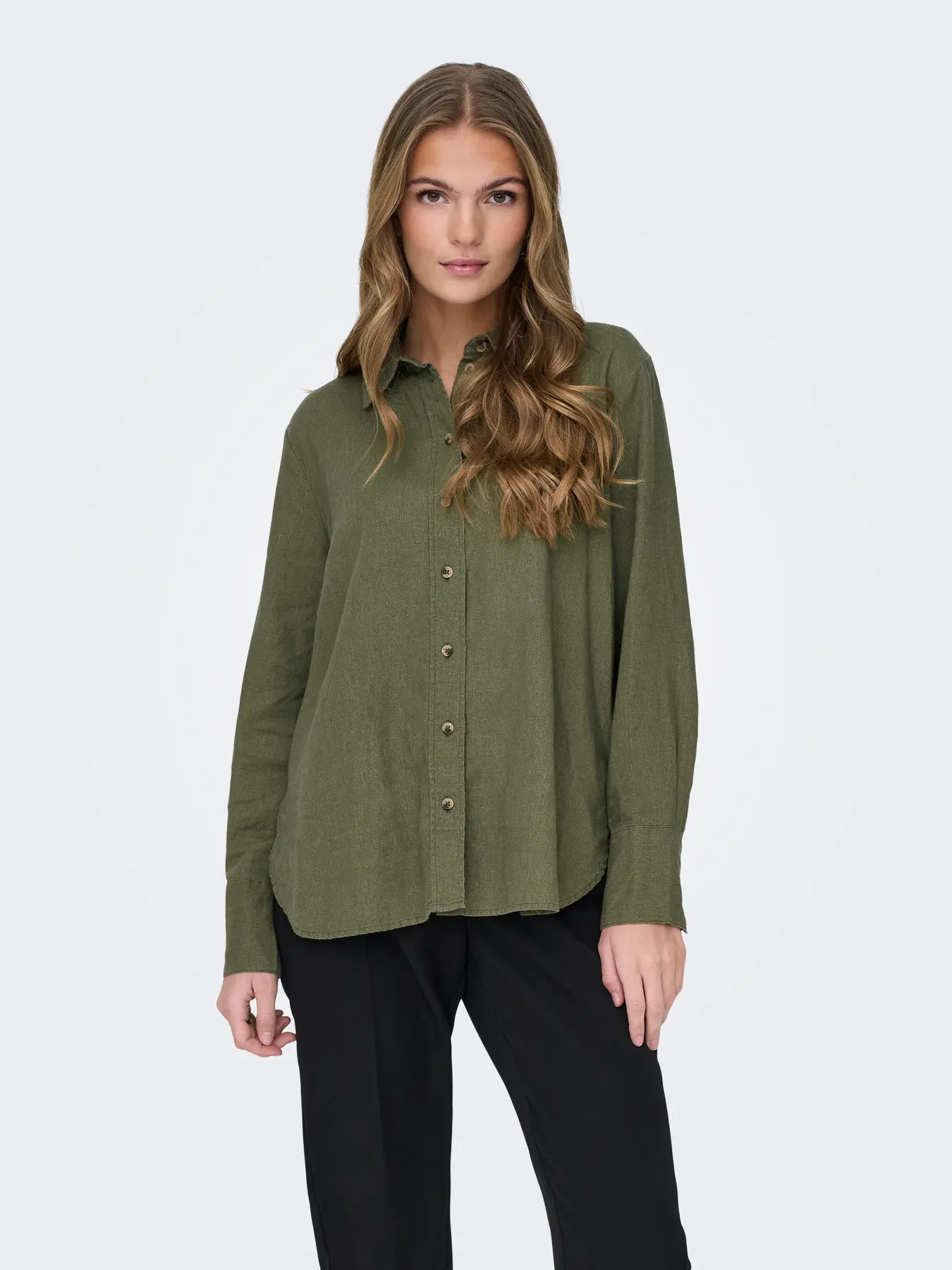 Vista frontal de camisa lino verde JDY- 10y20 Only Woman