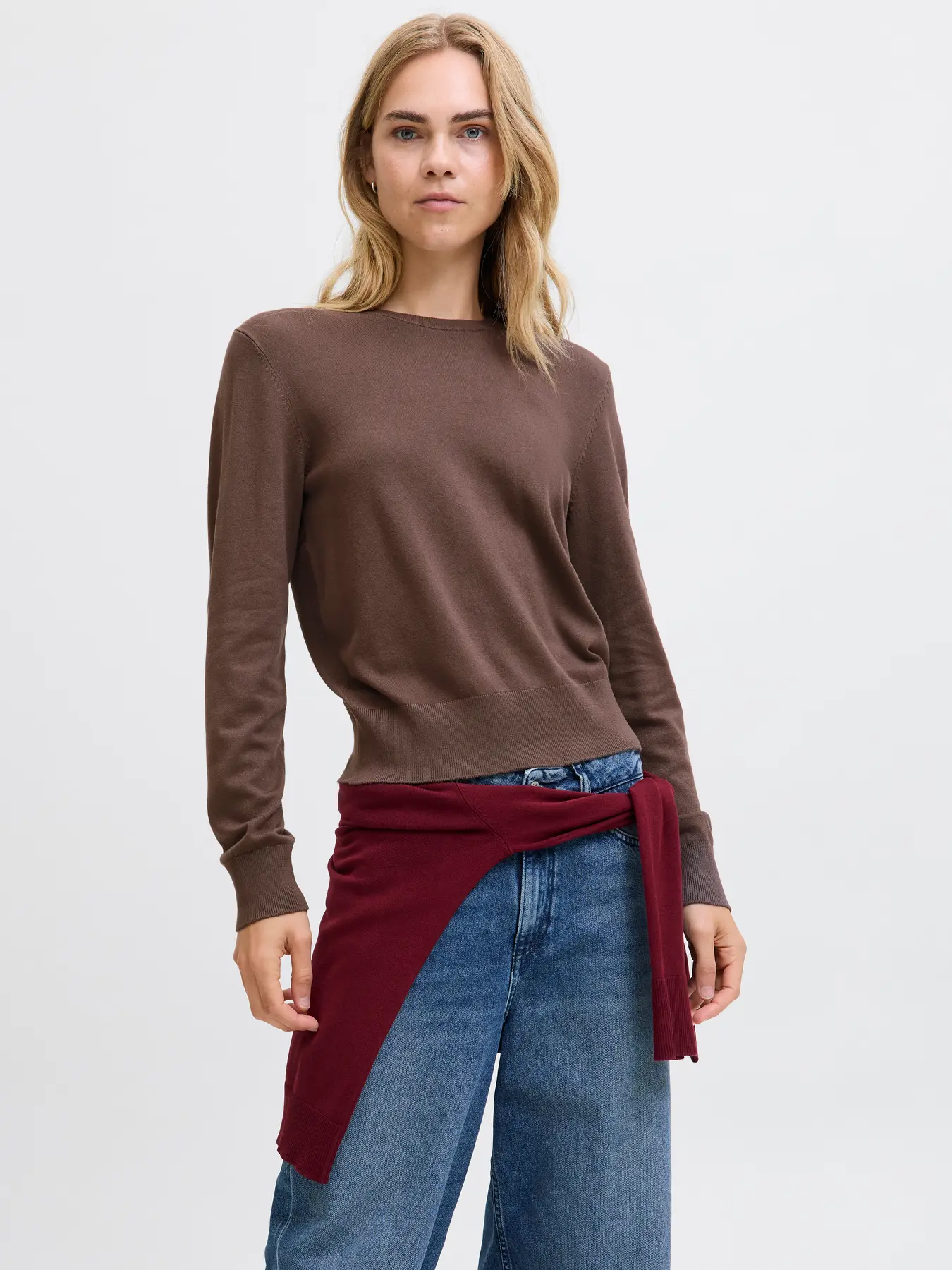 Vista frontal de jersey punto fino marrón JJXX- 10y20 Only Woman