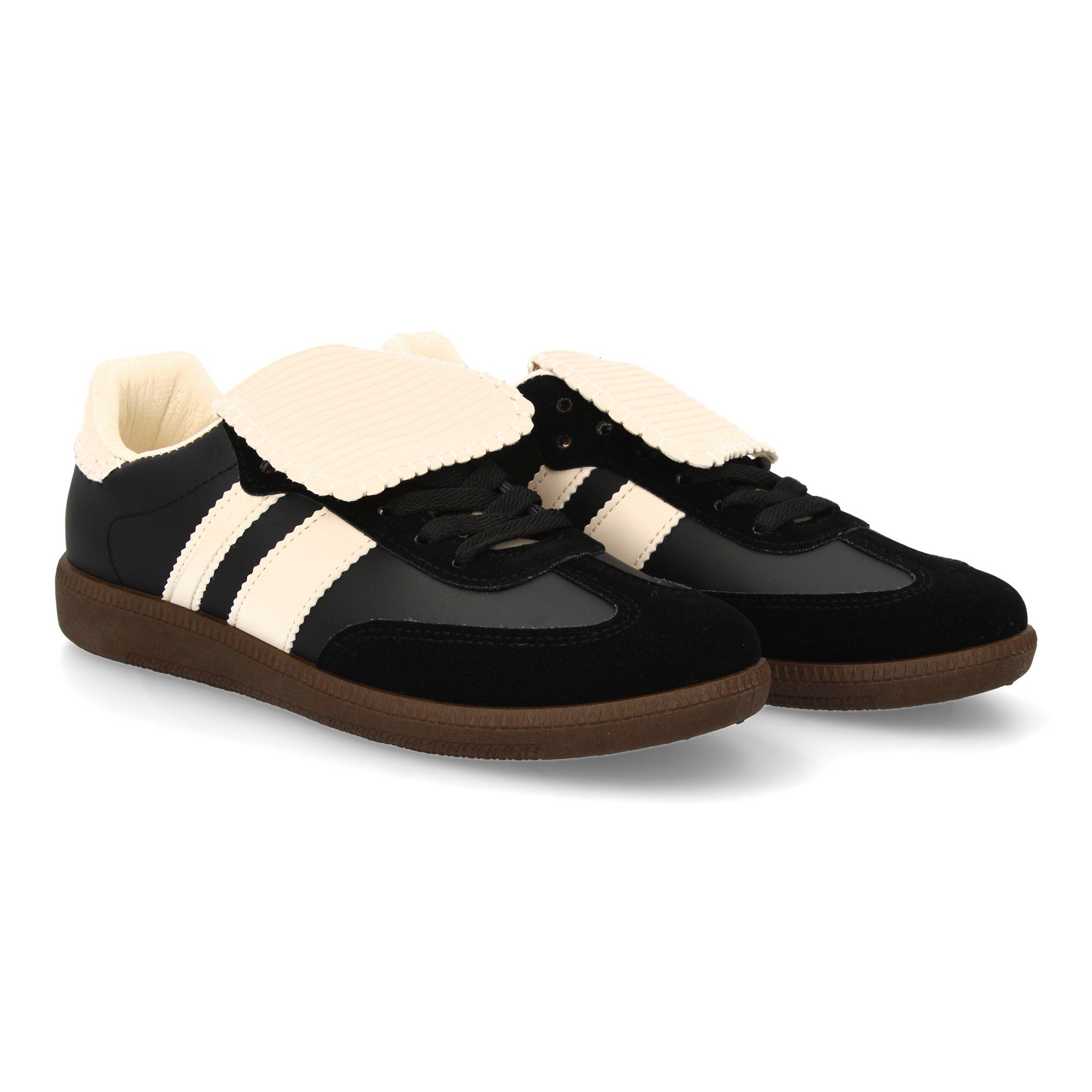 Zapatilla con lengüeta negro