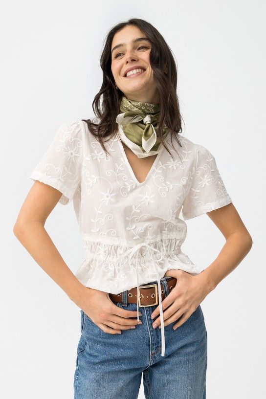 Blusa blanca bordada escote en pico Tiffosi