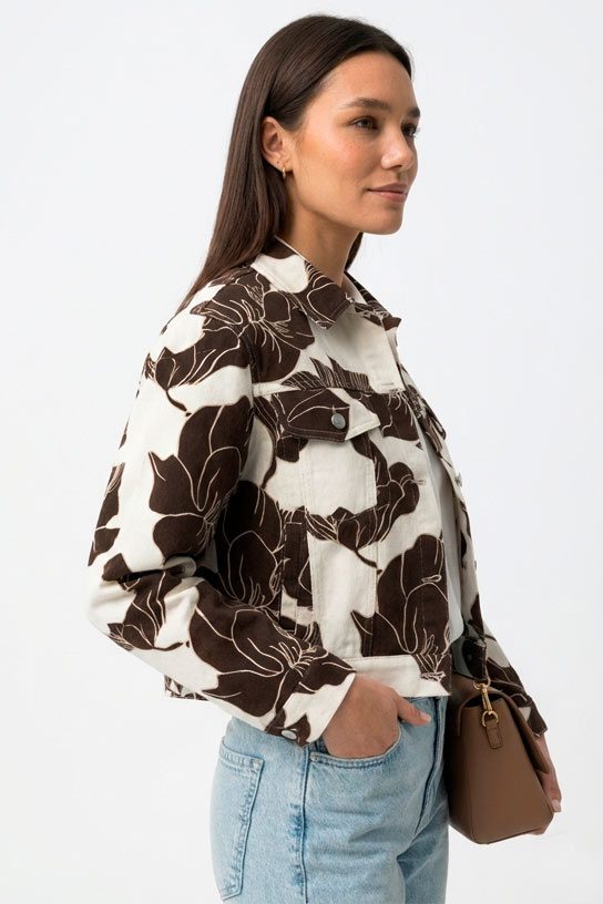 Vista lateral de cazadora estampado floral Tiffosi